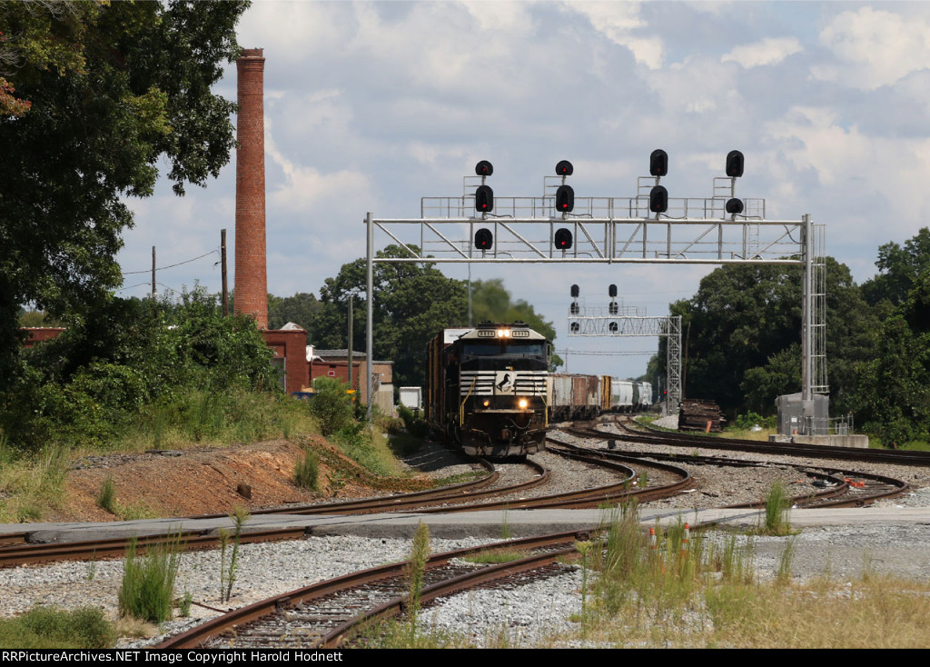 NS 6995 leads train P61 onto the "AS" line